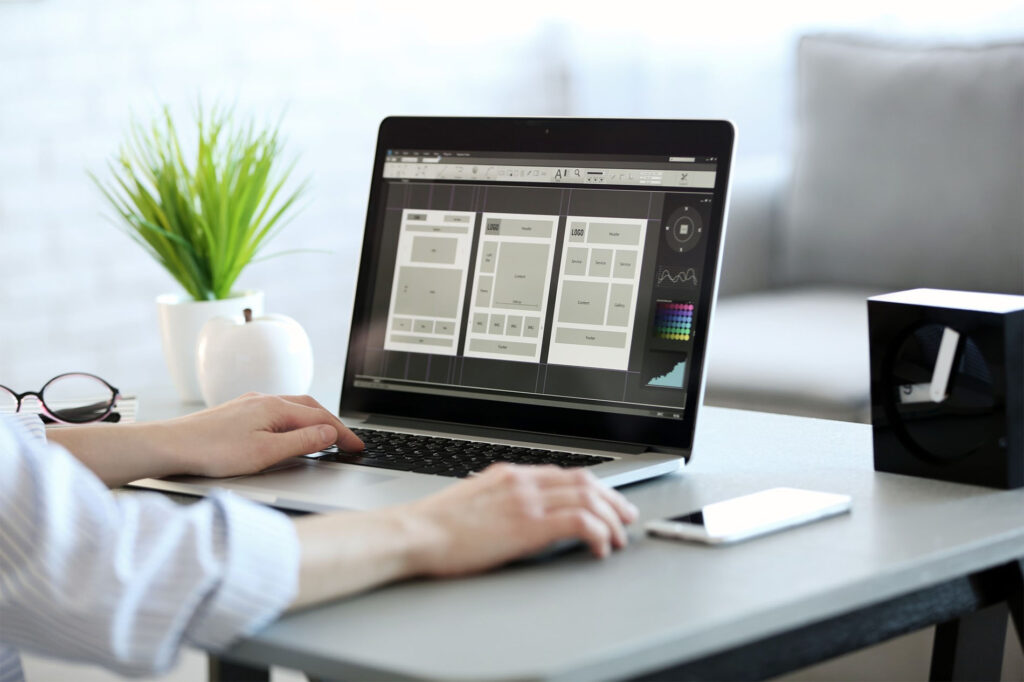 Diseñadora web trabajando en una interfaz de WordPress con Elementor, representando el servicio de creación de páginas web para agencias con alto volumen que ofrece Ribsweb.