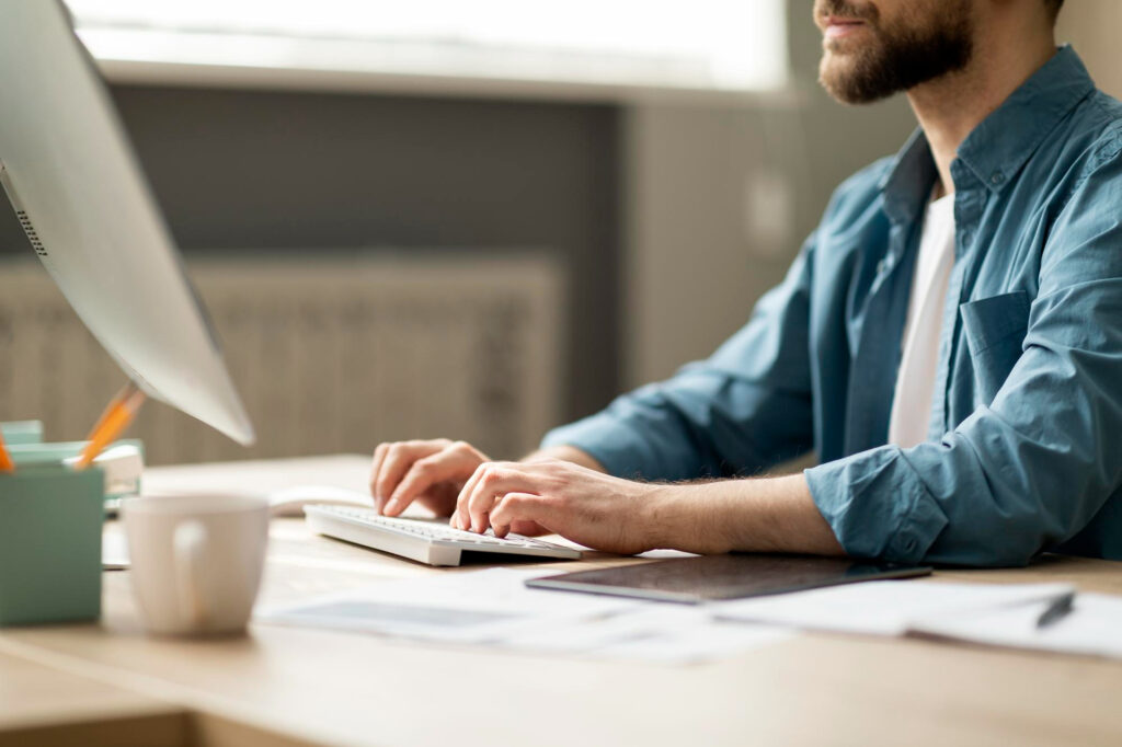 Equipo profesional de Ribsweb planificando diseños web personalizados, garantizando entregas en 7 días para agencias digitalizadoras y partners de alto volumen.