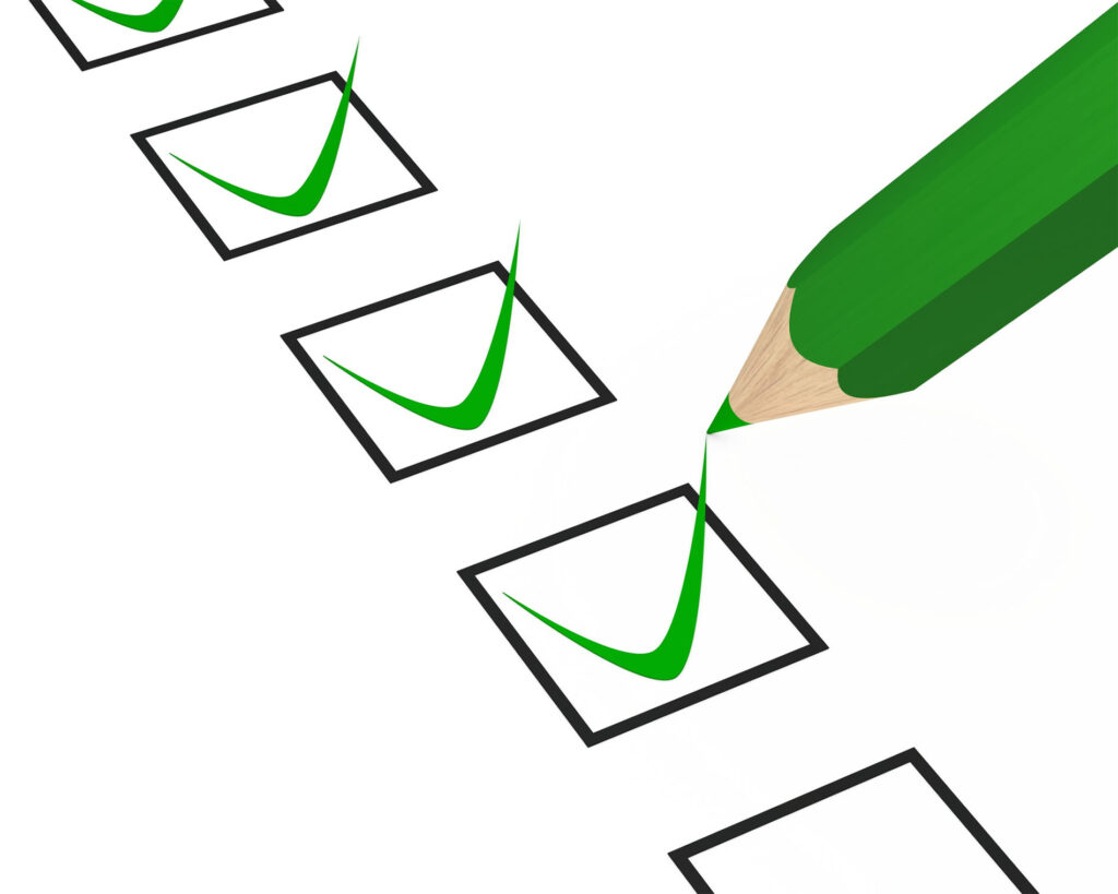 Checklist marcada con lápiz verde: control de tareas completadas en gestión de proyectos o auditorías web.