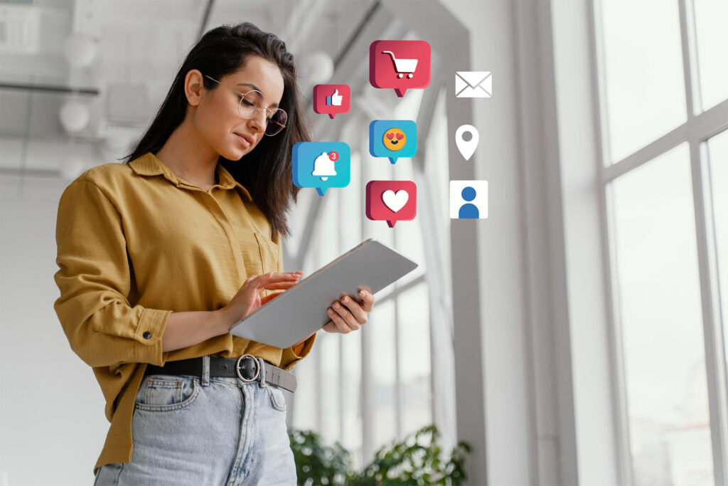 Mujer gestionando redes sociales desde tablet con iconos flotantes de notificaciones, me gusta, compras y mensajes: estrategia de marketing digital y social media.