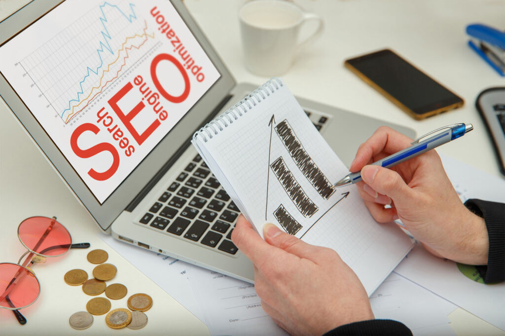 Estrategia de SEO con gráfica de crecimiento: análisis de posicionamiento web en portátil y notas sobre optimización en buscadores.