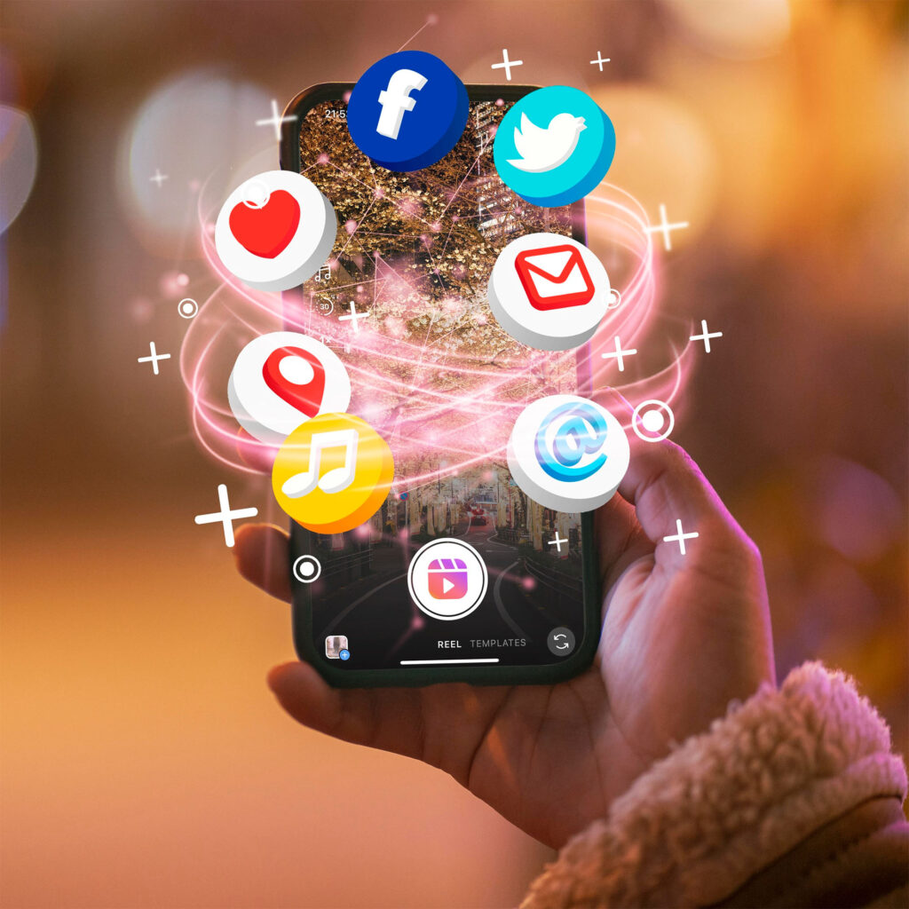 Persona sosteniendo móvil con iconos flotantes de redes sociales como Facebook y Twitter, símbolos de música, correo y localización: gestión de redes sociales y marketing digital.
