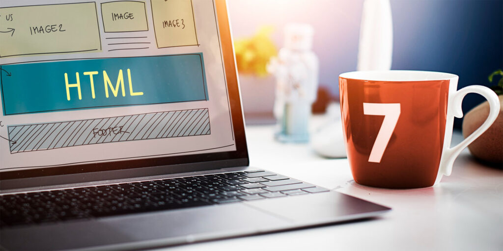Diseño web HTML en portátil junto a taza con número 7: desarrollo de páginas web en 7 días con estructura visual de sitio.